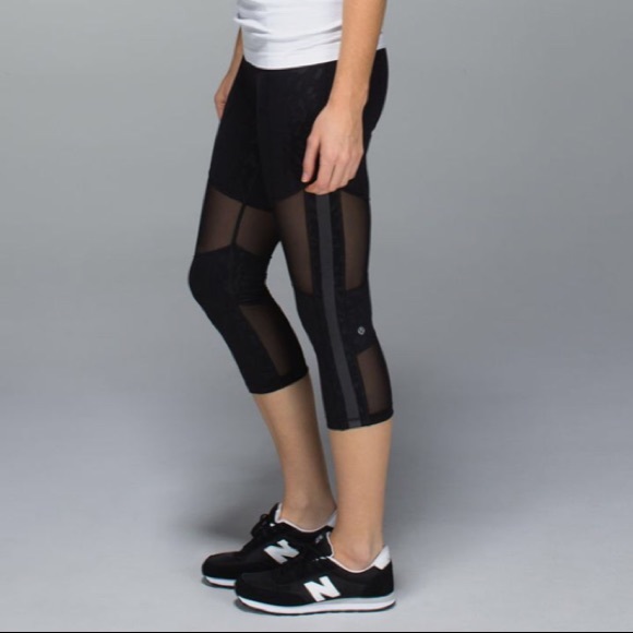 ❌SOLD❌ 🍋 Lululemon Mesh With Me Crop Sz. 4 - Picture 2 of 7